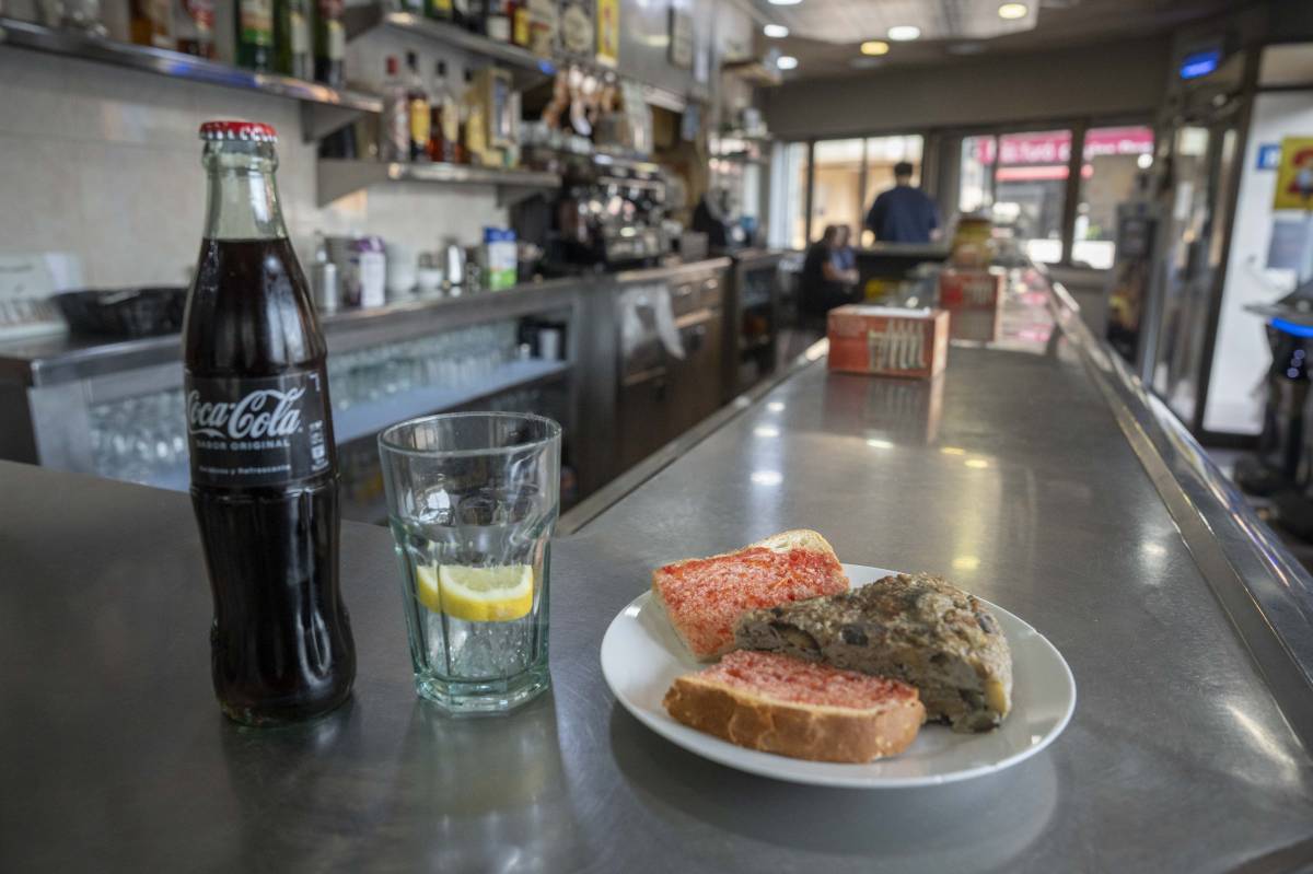 En Joan fa una gran varietat de truites. A la imatge, un tros de la d’albergínia, acompanyada de pa amb tomàquet - Nebridi Aróztegui En Joan fa una gran varietat de truites. A la imatge, un tros de la d’albergínia, acompanyada de pa amb tomàquet