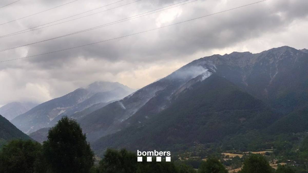 Demanen evitar activitats de muntanya a la zona de l'incendi de Senet: «La pluja ha estat insuficient»