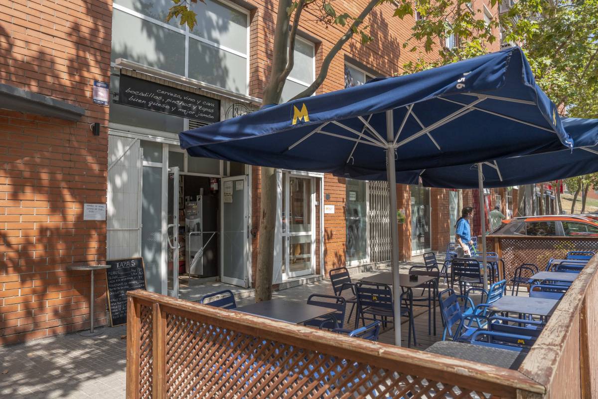 La terrassa del bar, en ple carrer de Carrasco i Formiguera - Nebridi Aróztegui La terrassa del bar, en ple carrer de Carrasco i Formiguera
