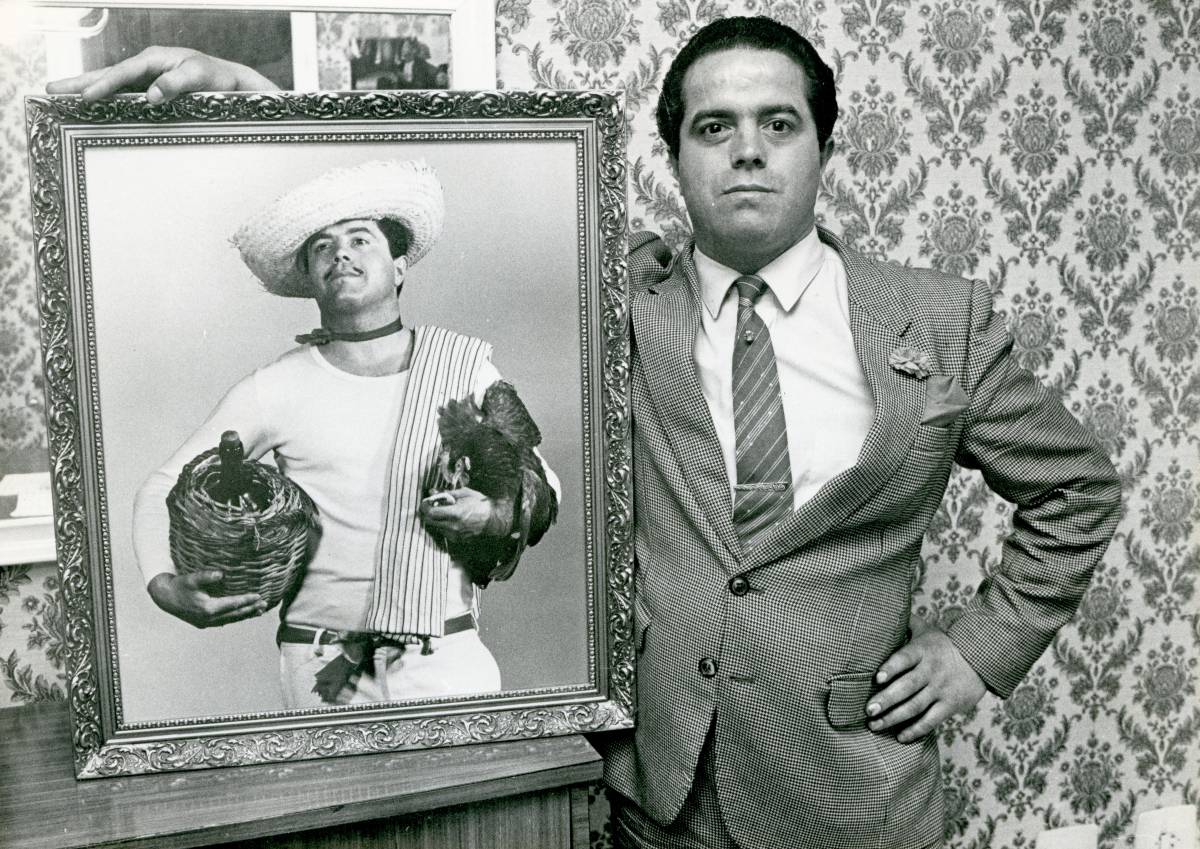 Juan Colomera, el Cantinflas terrassenc, sostenint un retrat d'ell mateix caracteritzat com el celebre personatge - CRISTÓBAL CASTRO