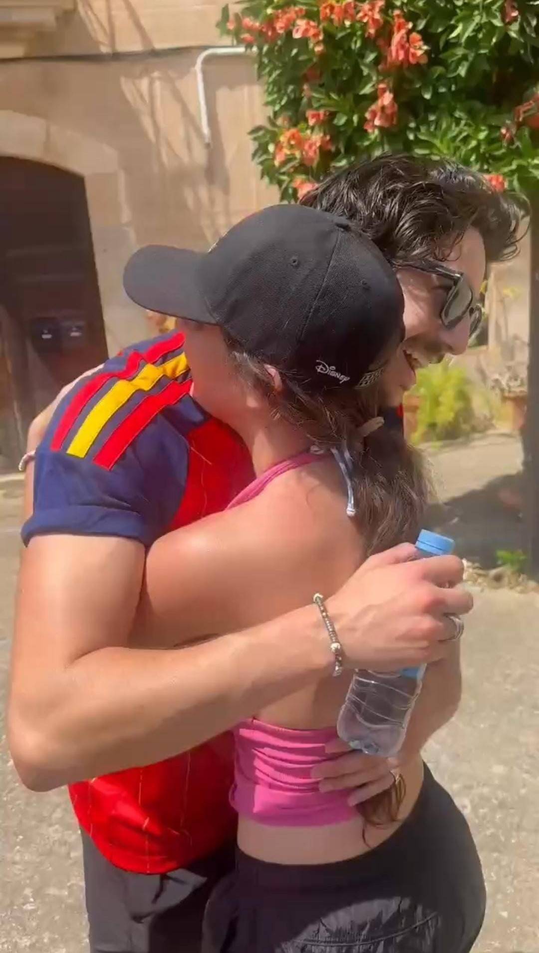 Leyre Raja, abraçant-se amb el reconegut actor Milo Manheim - Leyre Raja, abraçant-se amb el reconegut actor Milo Manheim