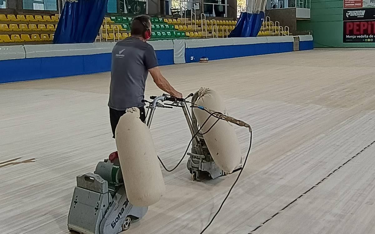 Sant Fruitós renova la pista del pavelló municipal amb el polit del parquet i noves línies de joc