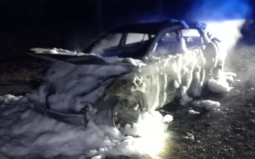 Un cotxe queda totalment calcinat després de cremar en un pàrquing del Castell de Montesquiu