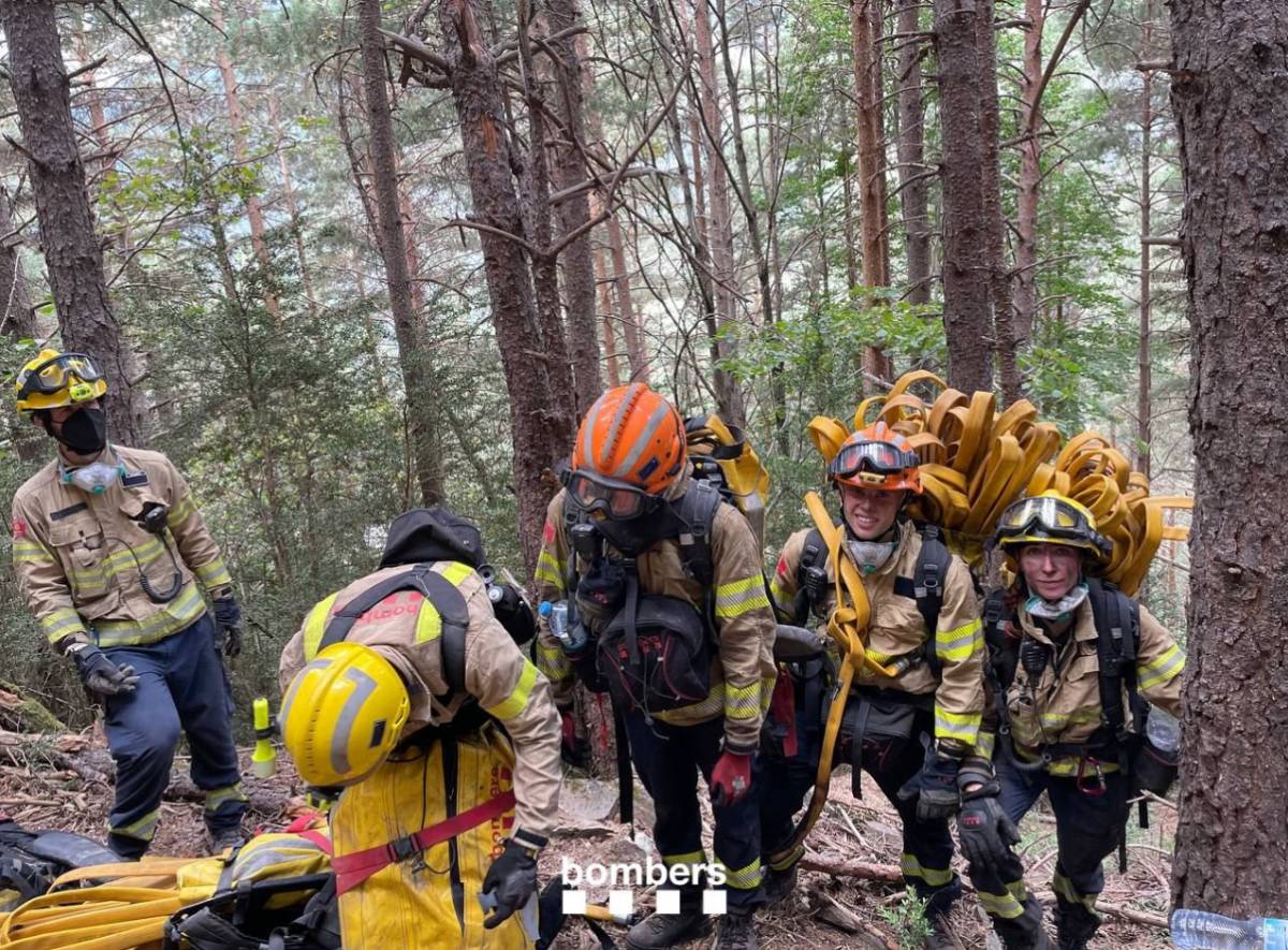 Els Bombers retiren els efectius terrestres de l'incendi de Senet per la inestabilitat meteorològica
