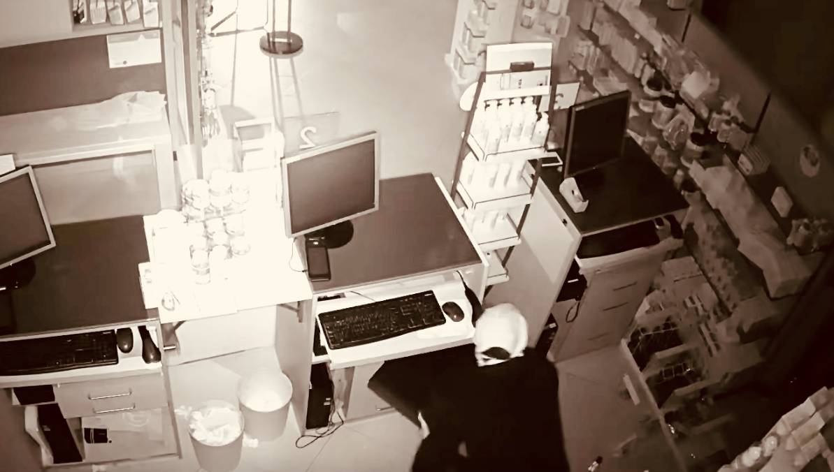 VÍDEO | Tres detinguts per assaltar de nit una farmàcia de la Creu Alta i endur-se dues caixes registradores