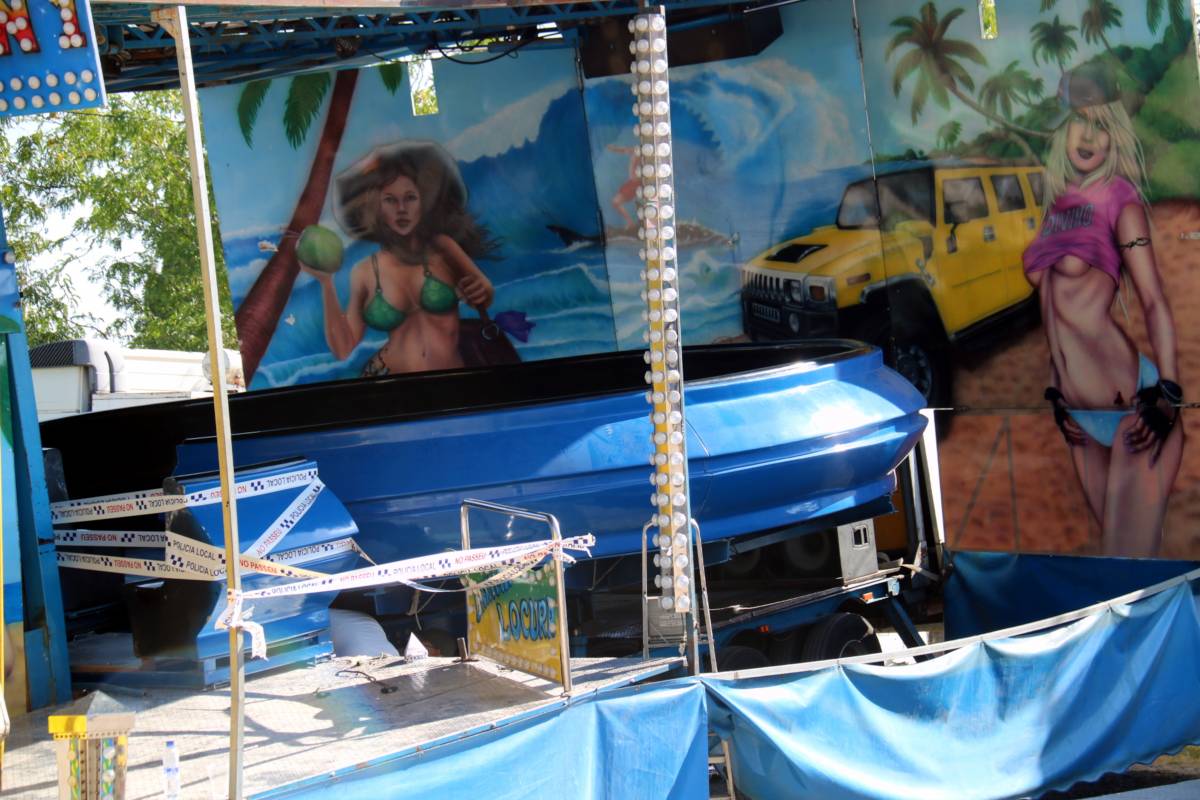 L'atracció de la fira de Tona on hi ha hagut un accident amb nou ferits, precintada per la policia. - ACN