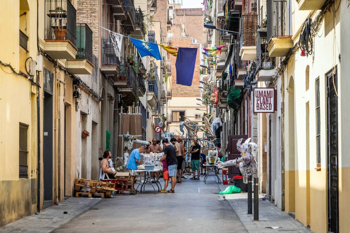 Els veïns de Gràcia denuncien l’incivisme amb la decoració dels carrers durant les festes