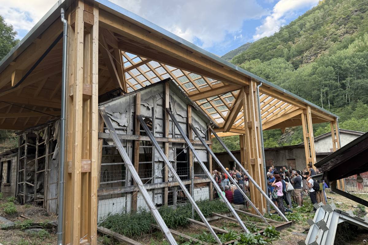 Instal·len una coberta a l'Hospital de cartró de la Vall Fosca per protegir-lo de la pluja i la neu
