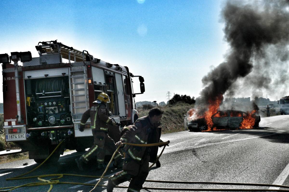 Els bombers funcionaris i voluntaris, a efectes pràctics, tenen les mateixes responsabilitats - Àlex Burgaz / ACN