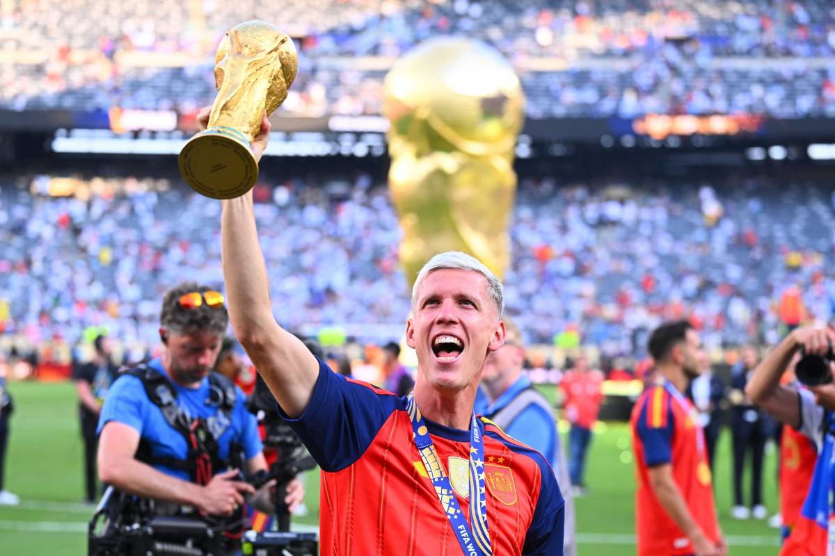 Dani Olmo, aixecant el trofeu aconseguit a Nova York - Dani Olmo, aixecant el trofeu aconseguit a Nova York