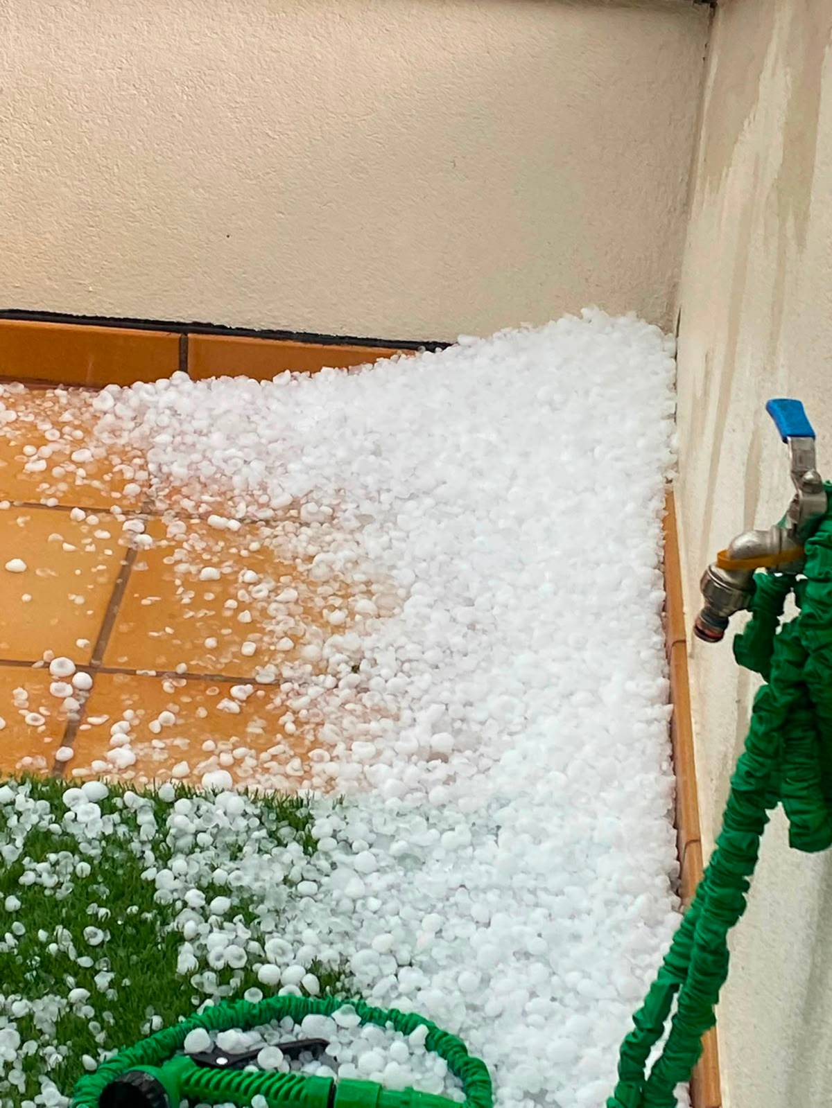 La pedregada deixa sense llum prop d'una hora Santa Coloma de Farners