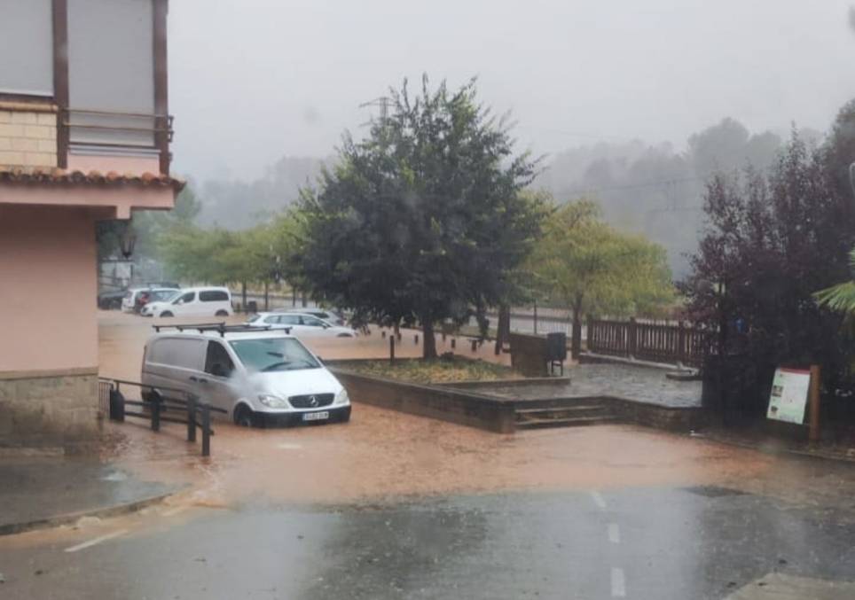 Les tempestes tallen trens, carreteres i deixen cases sense llum
