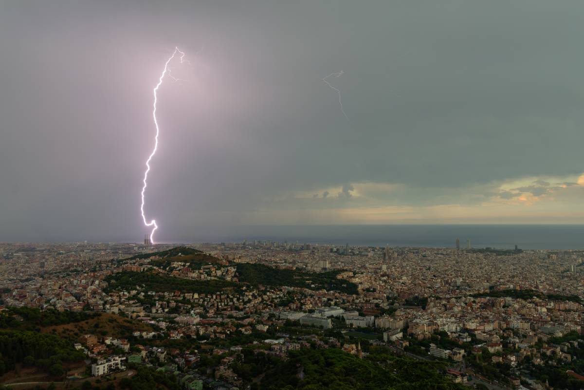 Les tempestes tallen trens, carreteres i deixen cases sense llum