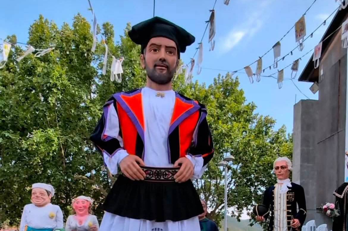 Oliana crea un gegant per a Oliena i enforteix l’agermanament cultural amb Sardenya