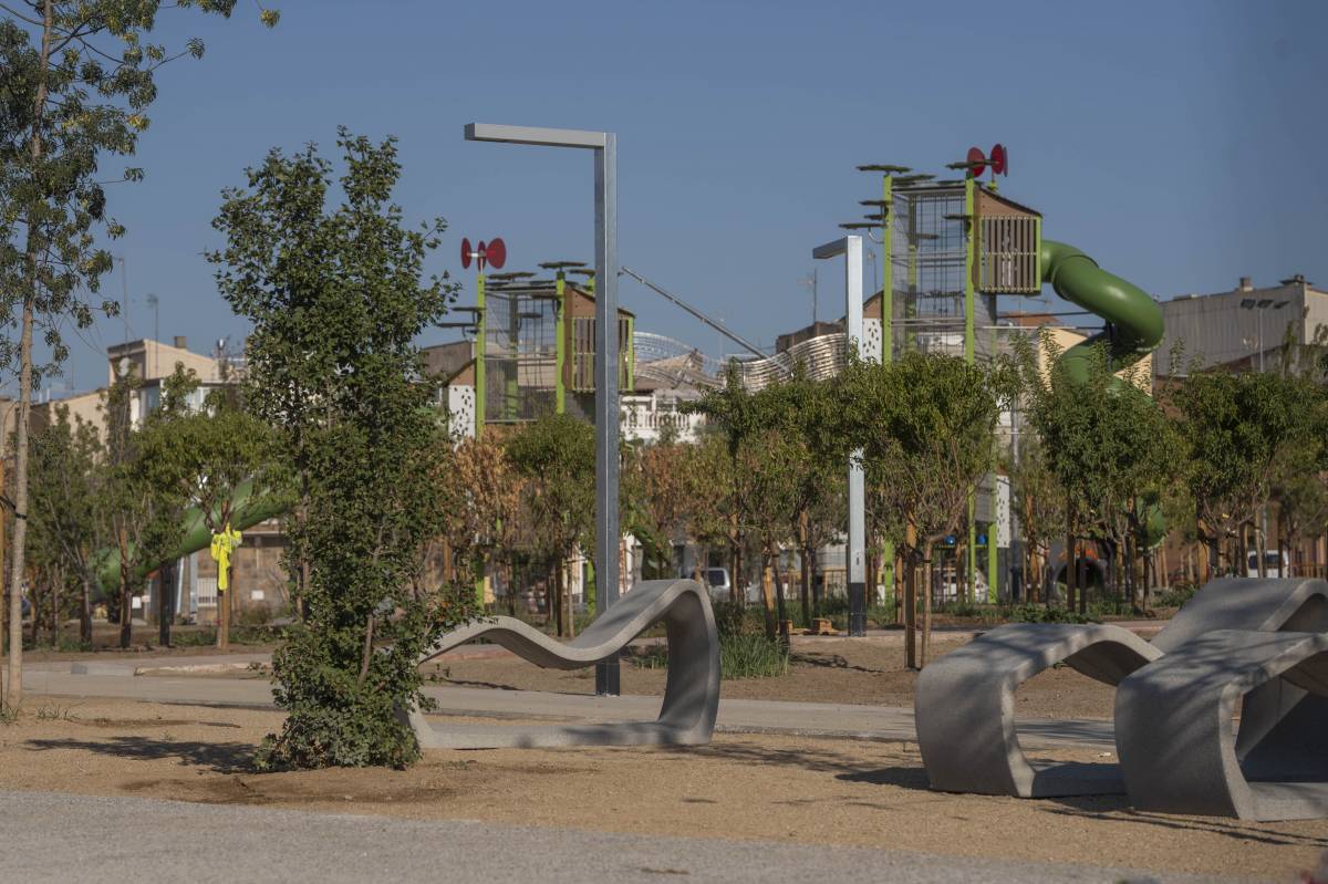 Camí amb una de les noves lluminàries i arbres que ara hauran de créixer - Nebridi Aróztegui Camí amb una de les noves lluminàries i arbres que ara hauran de créixer
