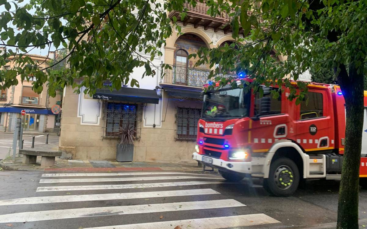 Un camió dels Bombers a Sant Julià de Vilatorta, aquest dijous a la tarda. - Irene Giménez Un camió dels Bombers a Sant Julià de Vilatorta, aquest dijous a la tarda.