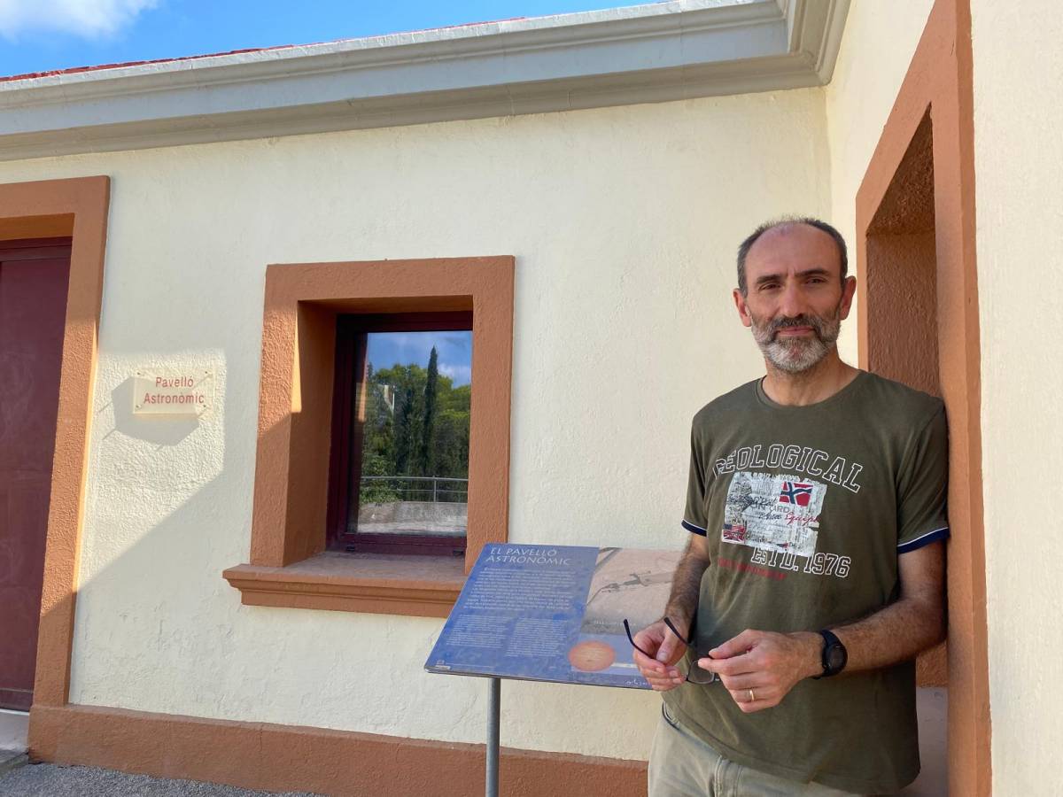Santi Marsal, a l`exterior d`un dels pavellons de l`Observatori. - Sílvia Berbís Santi Marsal, a l`exterior d`un dels pavellons de l`Observatori.