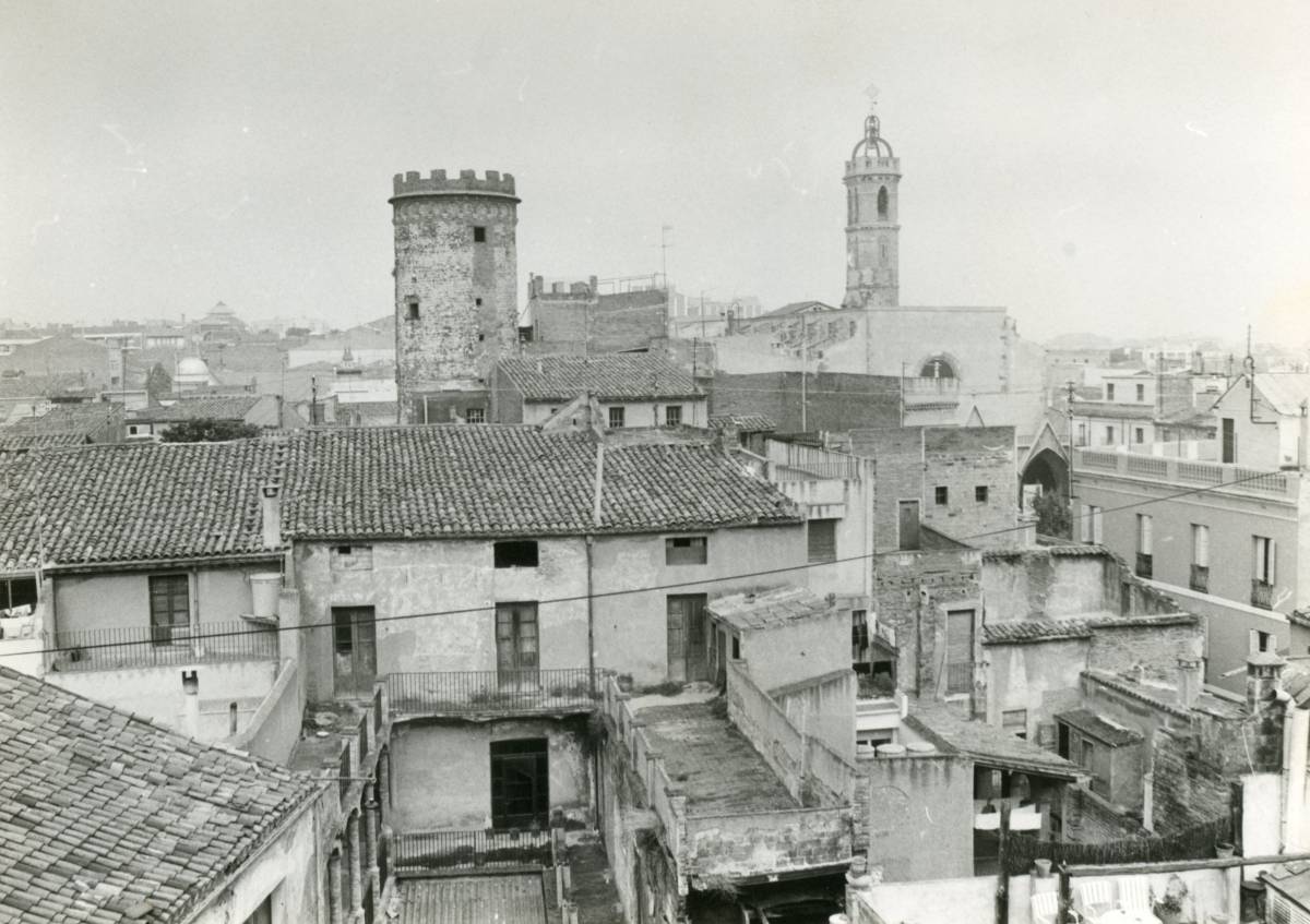 Dos punts centrals i un tercer distint