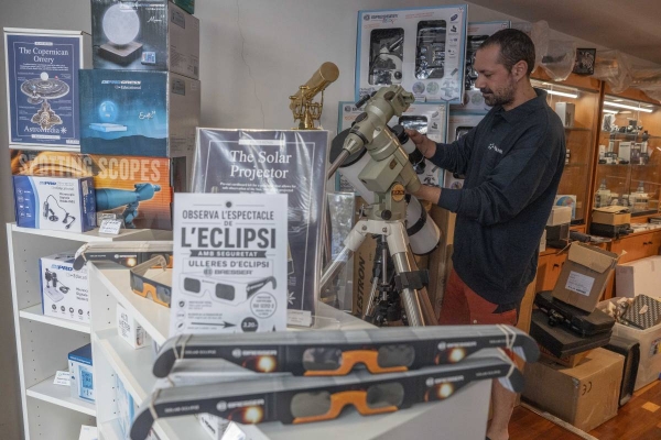 Les botigues d’astronomia fan l’agost amb l’eclipsi: “Aquí es ven tot”