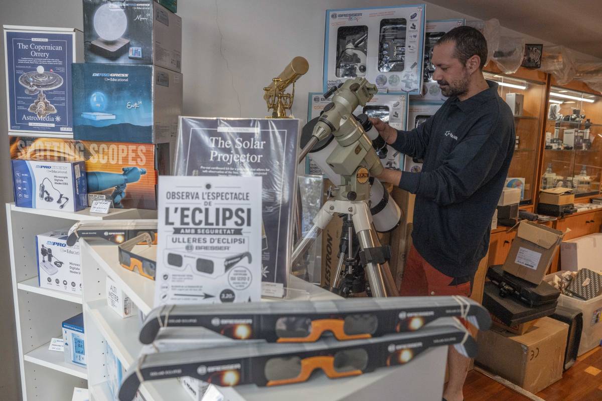 Les botigues d’astronomia fan l’agost amb l’eclipsi: “Aquí es ven tot”