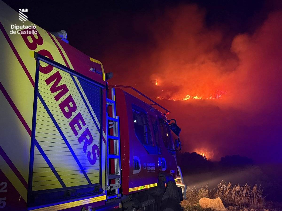 Un municipi confinat i masies desallotjades per un incendi a Castelló