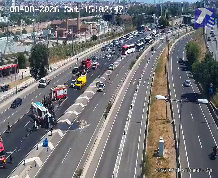 Un camió de la brossa bolcat talla completament la C-58 en direcció Terrassa