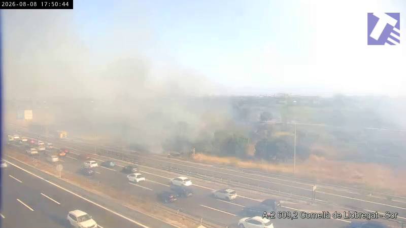 Un incendi de vegetació obliga a tallar l’A-2 a Cornellà en sentit Barcelona