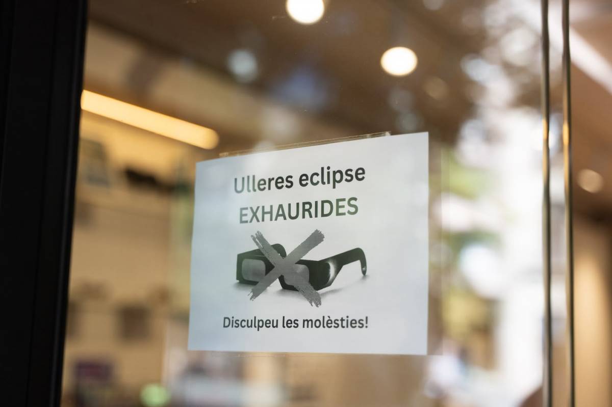 A tres dies de l’eclipsi: les ulleres s’esgoten a gairebé totes les òptiques de Sabadell