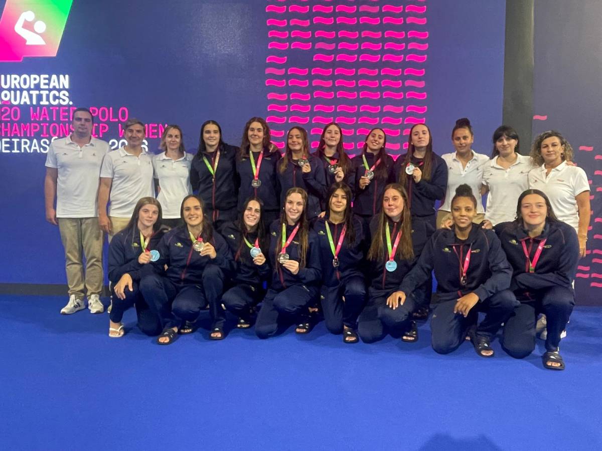 Elisabeth Carmona es penja la medalla de plata a l'Europeu sub-20