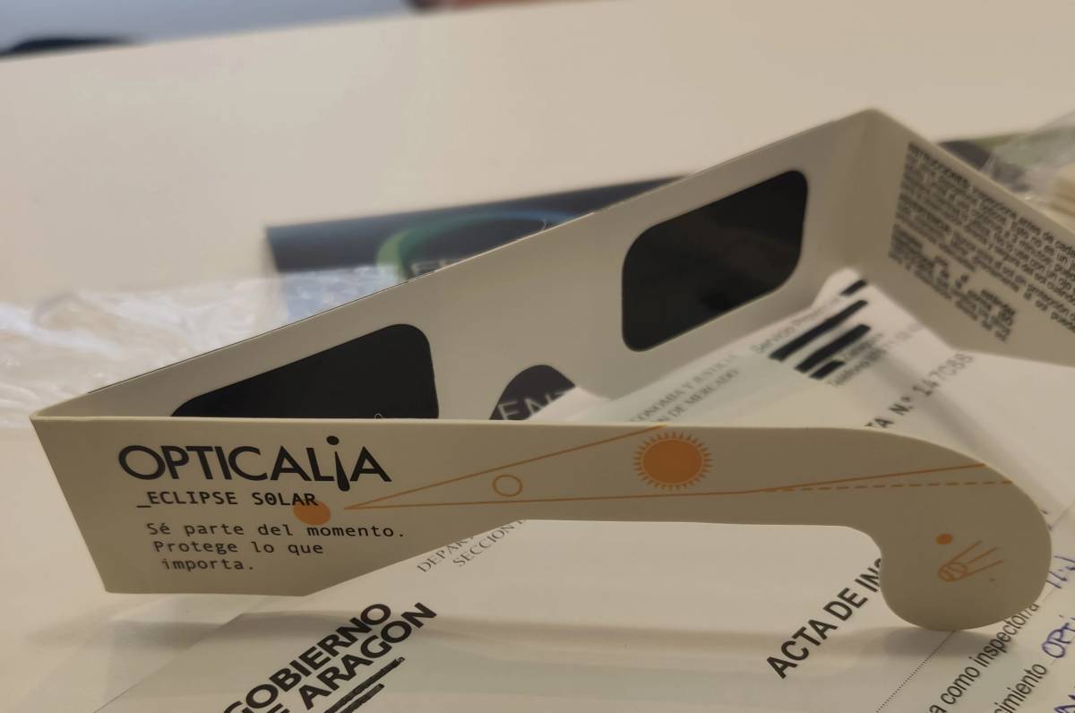 Ordenen la retirada de sis models d'ulleres per veure l'eclipsi solar total