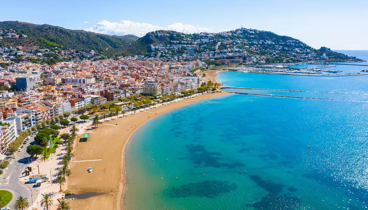 Mor ofegat un home de 83 anys en una platja de Roses