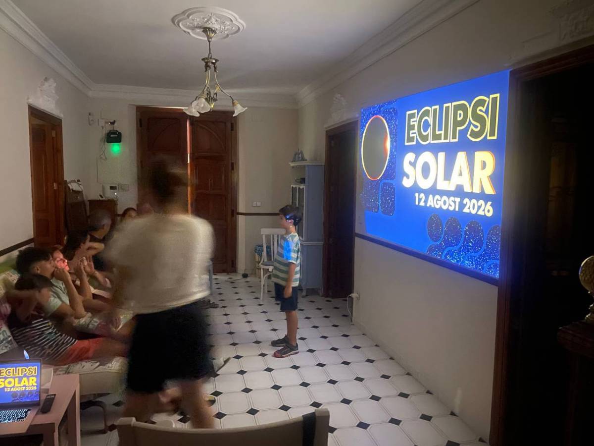 Elies, el «petit Sheldon Cooper» de 9 anys, apassionat per l'eclipsi: «M'interessa tot el que no sàpiga»