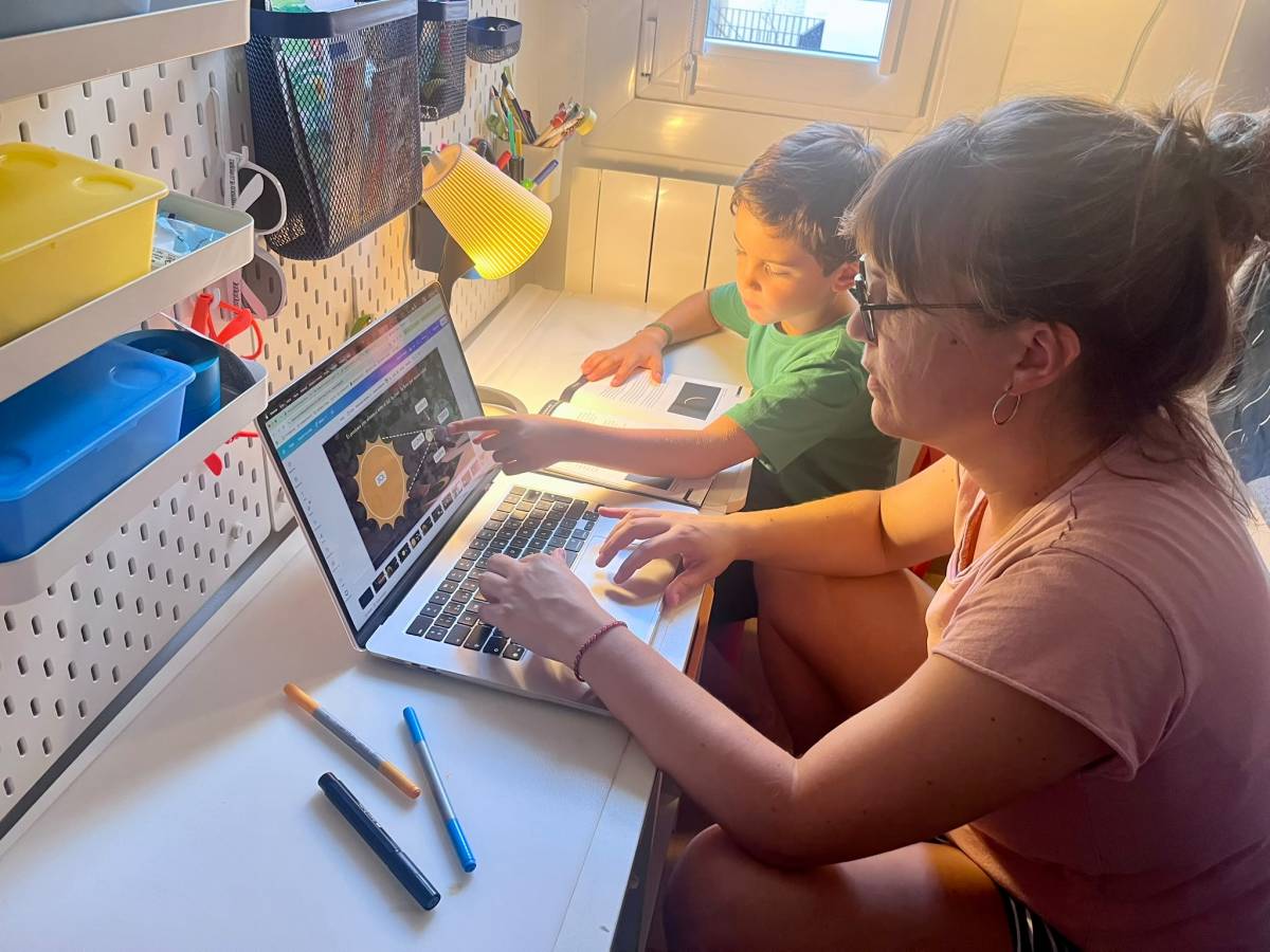 Elies i la seva mare, Anna Pascual, fent el PowerPoint sobre l`eclipsi solar - Cedida a Nació Elies i la seva mare, Anna Pascual, fent el PowerPoint sobre l`eclipsi solar