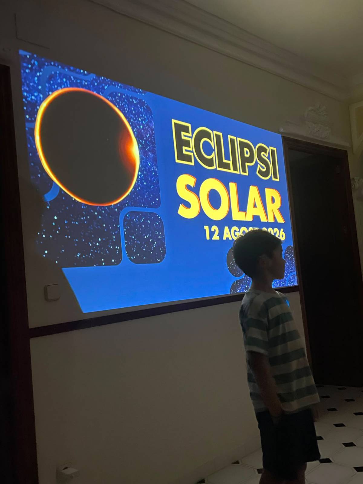 Elies, de 9 anys, durant la presentació sobre l`eclipsi solar als seus familiars - Cedida a Nació Elies, de 9 anys, durant la presentació sobre l`eclipsi solar als seus familiars