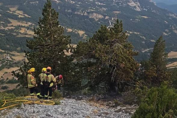 Un llamp origina un foc forestal a Odèn i activa sis unitats terrestres i un recurs aeri