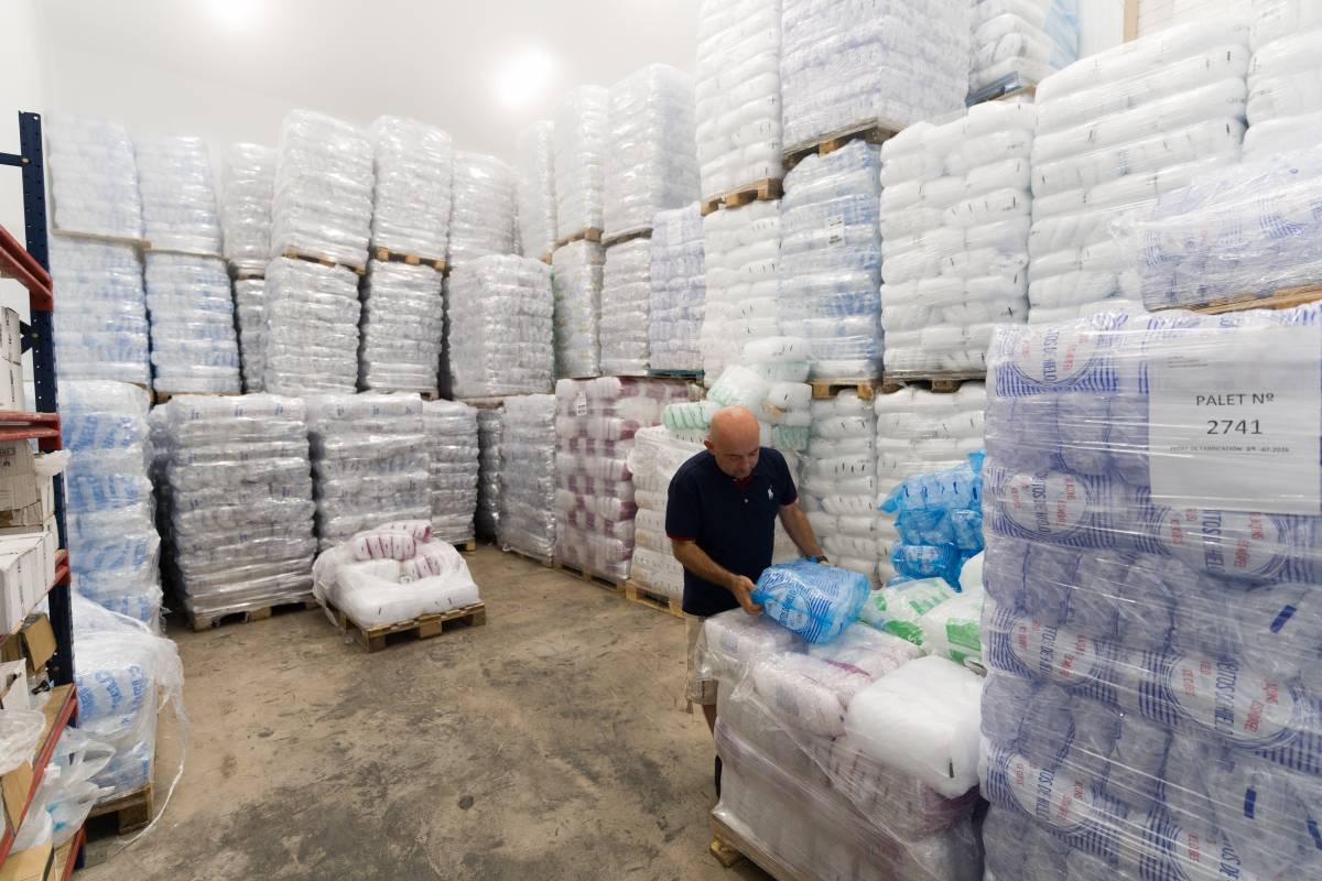 En una enorme cambra a -18 graus: qui guarda i distribueix el gel que refreda la Coca-Cola que et prens a les terrasses de Sabadell?