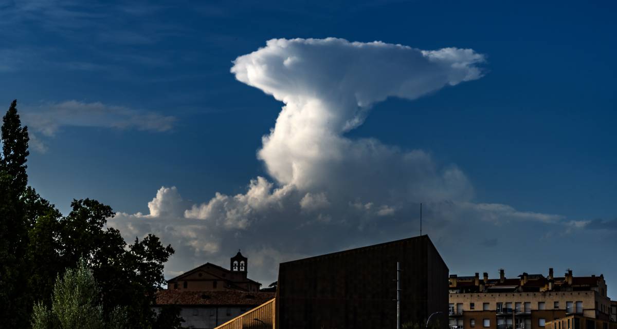 Tempestes intenses i màximes de 40 graus: el Meteocat posa 31 comarques en alerta