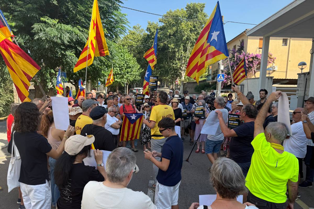 Mig centenar de persones es concentren «contra la catalanofòbia» a la comissaria de la policia espanyola de la Jonquera