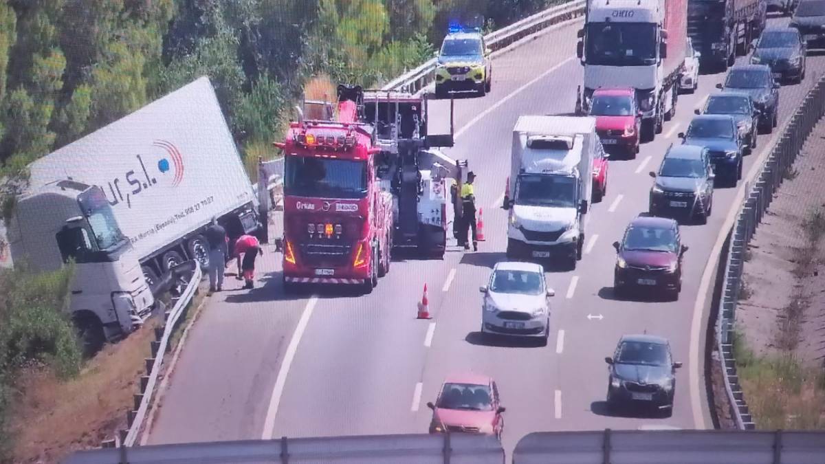 Retencions a l'AP-7 i un carril tallat per un camió accidentat a Sant Sadurní d'Anoia