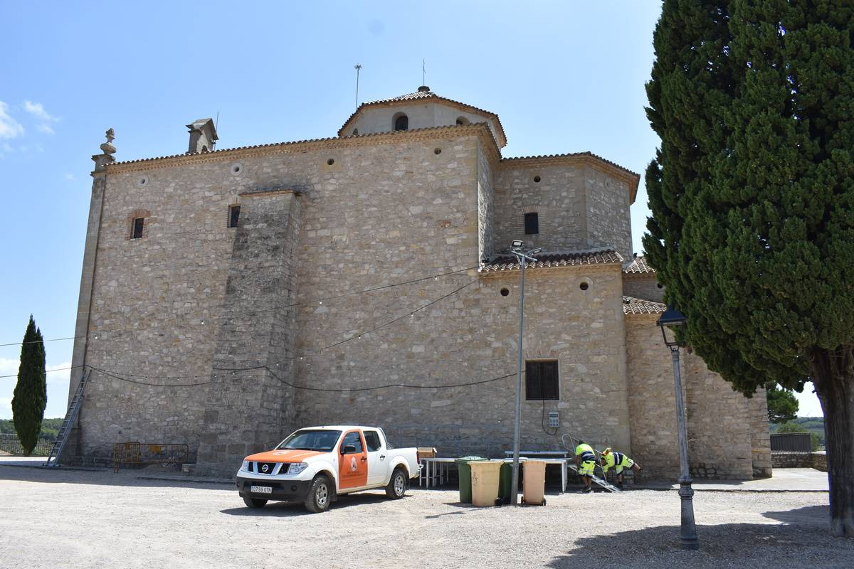Operaris de la Brigada Municipal enllestint els preparatius per al dia de l`eclipsi a l`exterior de l`ermita de la Misericòrdia. - Joan Navarro Operaris de la Brigada Municipal enllestint els preparatius per al dia de l`eclipsi a l`exterior de l`ermita de la Misericòrdia.