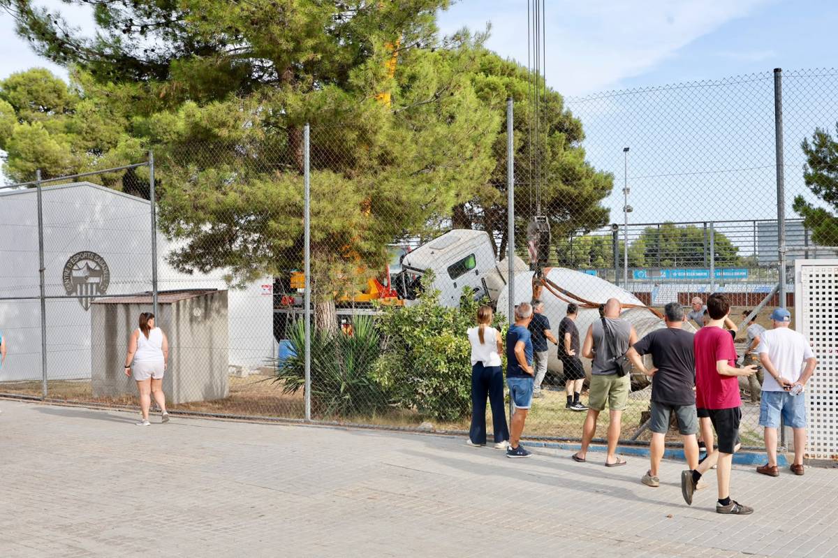 S`esfondra parcialment un camió que treballava en un dels accessos al camp - Juanma Peláez S`esfondra parcialment un camió que treballava en un dels accessos al camp