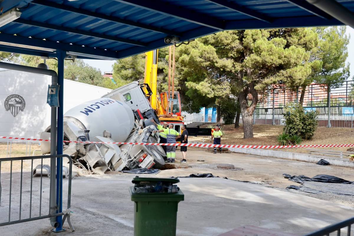 S`esfondra parcialment un camió que treballava en un dels accessos al camp - Juanma Peláez S`esfondra parcialment un camió que treballava en un dels accessos al camp