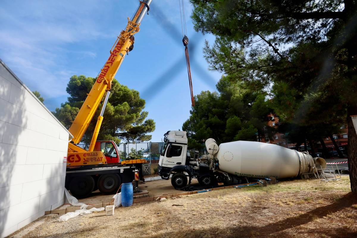 S`esfondra parcialment un camió que treballava en un dels accessos al camp - Juanma Peláez S`esfondra parcialment un camió que treballava en un dels accessos al camp