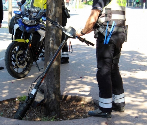 Detenen el conductor d'un patinet amb dues ordres de crida i cerca