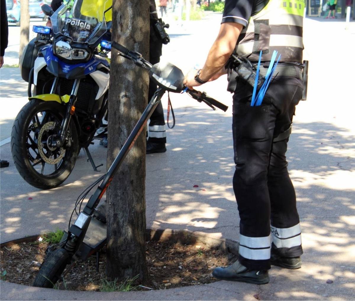 Detenen el conductor d'un patinet amb dues ordres de crida i cerca