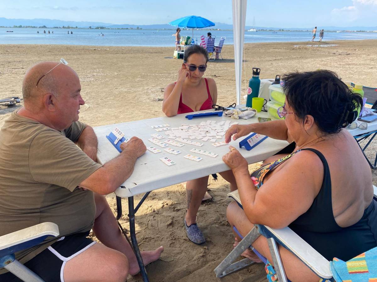Algunes de les persones que veuran l`eclipsi des del Trabucador jugant al Rummikub - Aguaita Algunes de les persones que veuran l`eclipsi des del Trabucador jugant al Rummikub