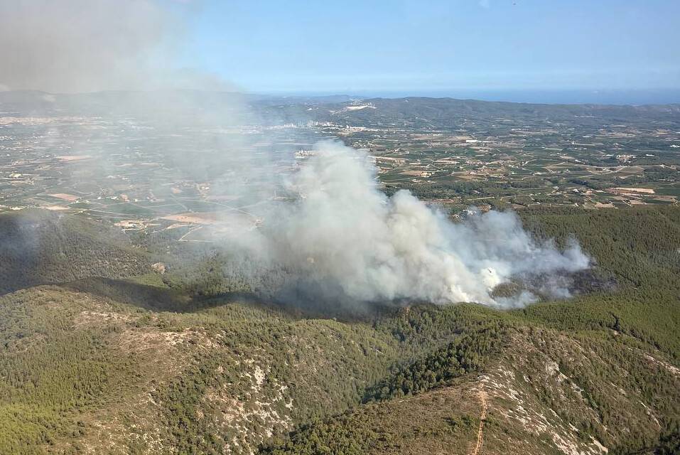 Confinen unes 200 persones per un incendi forestal a l'Alt Penedès