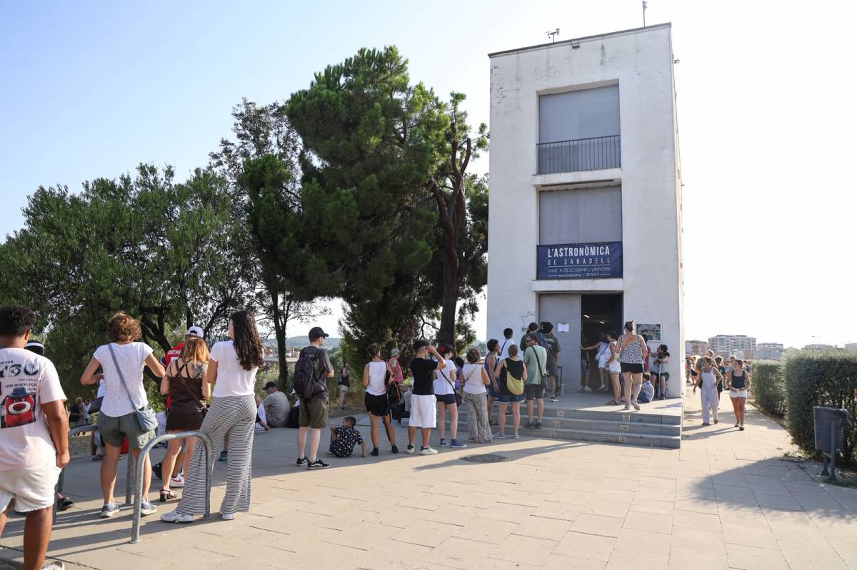 Expectació per l`eclipsi a Sabadell - Víctor Castillo Expectació per l`eclipsi a Sabadell