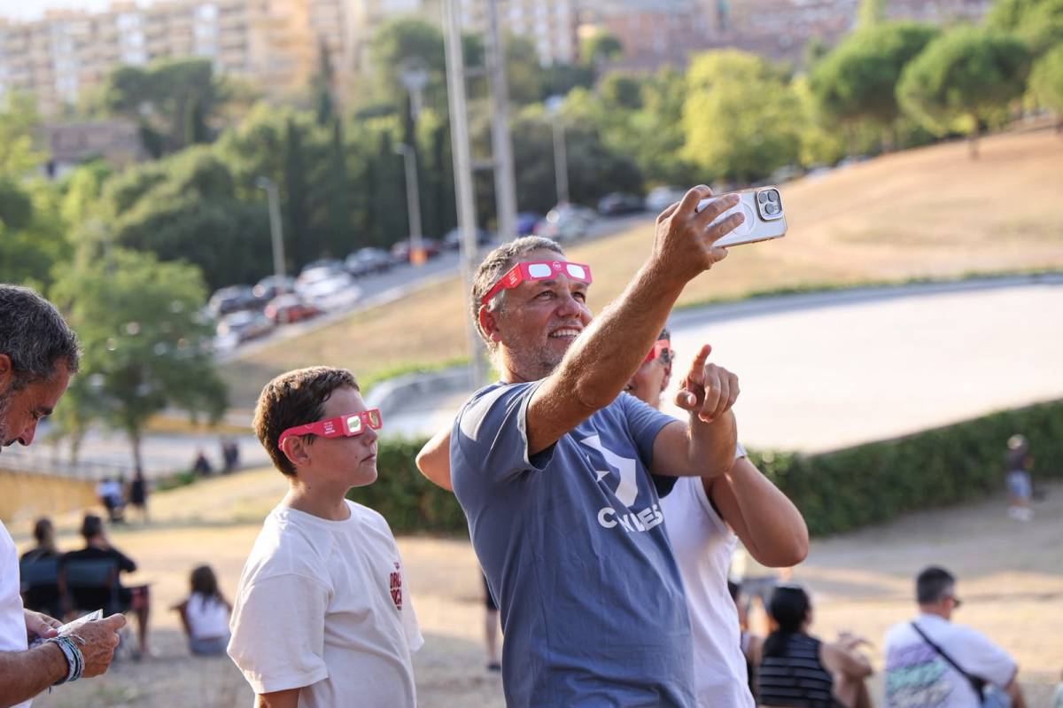 Màxima expectacio per l`eclipsi - Víctor Castillo Màxima expectacio per l`eclipsi