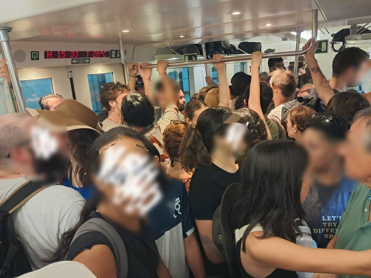Indignació dels usuaris de Rodalies per la manca de previsió i el nou col·lapse la tarda de l'eclipsi